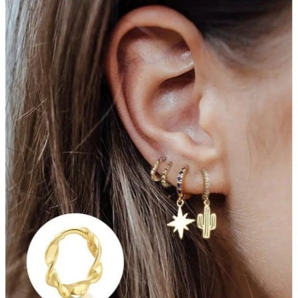 Tiny Wave Huggie Hoop Earrings Dainty Gold earrings cute gold Huggies - Picture 9 of 15